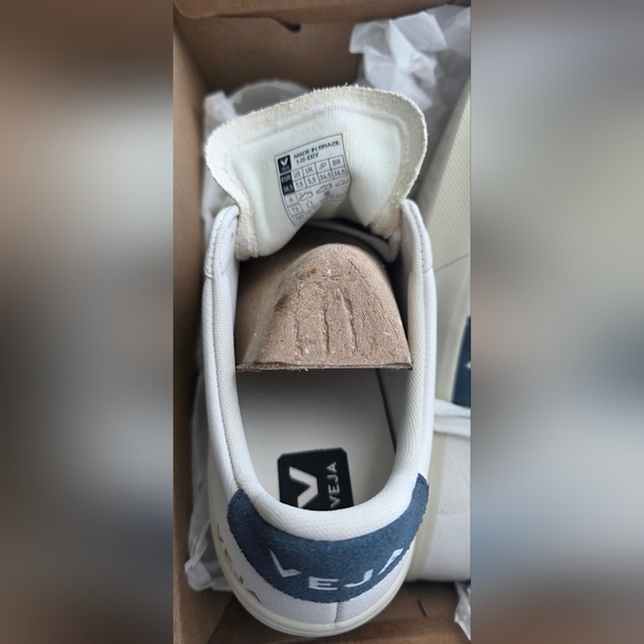 Veja White Sneakers with Blue Accents Size 7.5 NEW - Picture 4 of 8